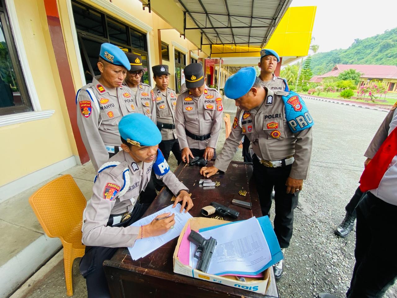 Anggota Propam Polres Parigimoutong saat memeriksa kelengkapan dokumen dan kebersihan senjata api yang dipinjam Pakaikan ke anggota (foto : asri_beritaformat.com)