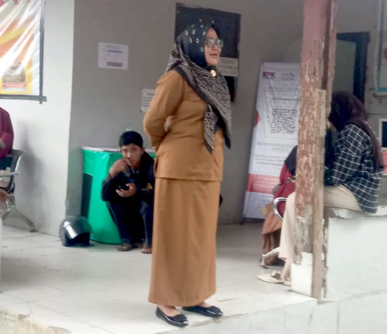 Kepala Dinas Dukcapil Sigi, Ummi Asnita S.Sos, M.Si, saat memimpin apel di halaman Disdukcapil Kabupaten Sigi (foto : agus_beritaformat.com)