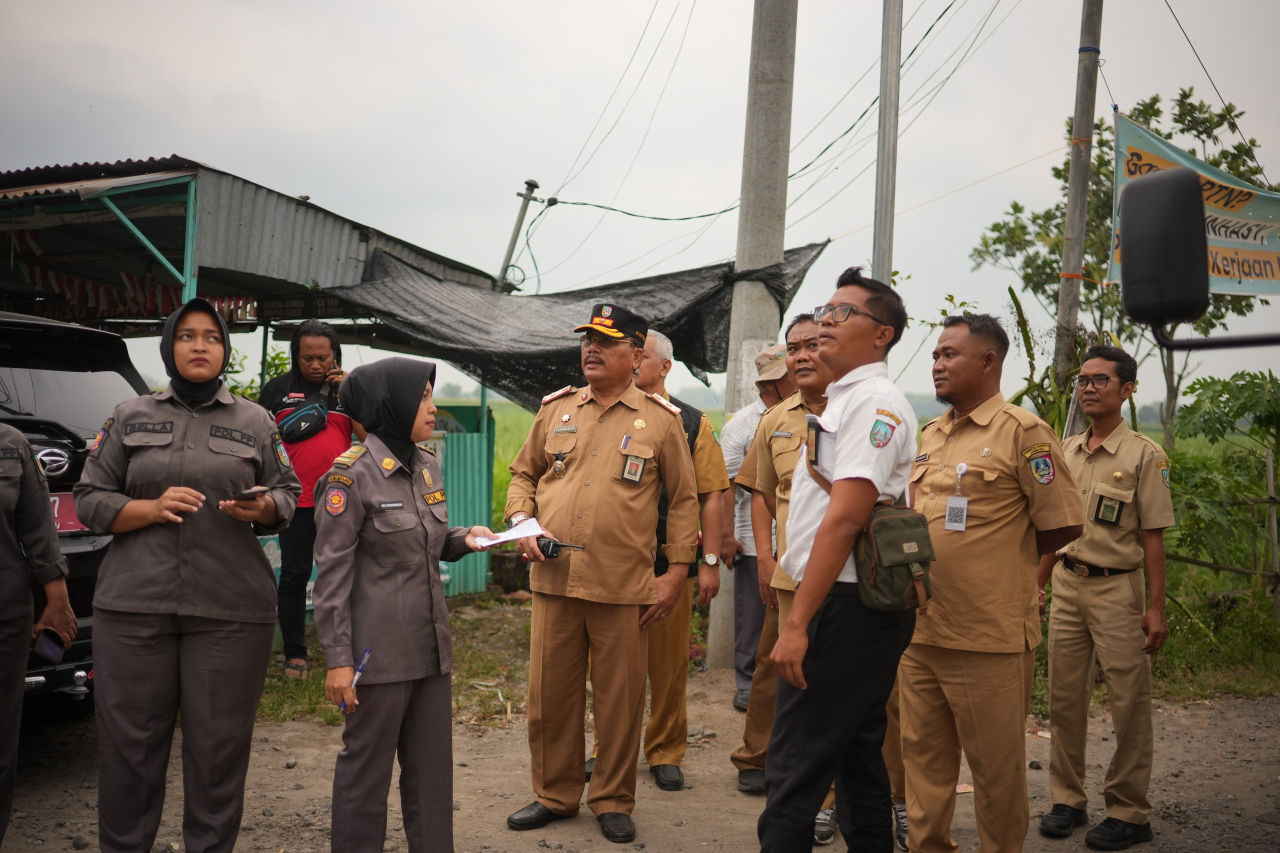 Sejumlah Kepala Dinas jajaran OPD Kabupatan Jombang saat melakukan penertiban kabel FO (foto : sulistyowati_beritaformat.com)