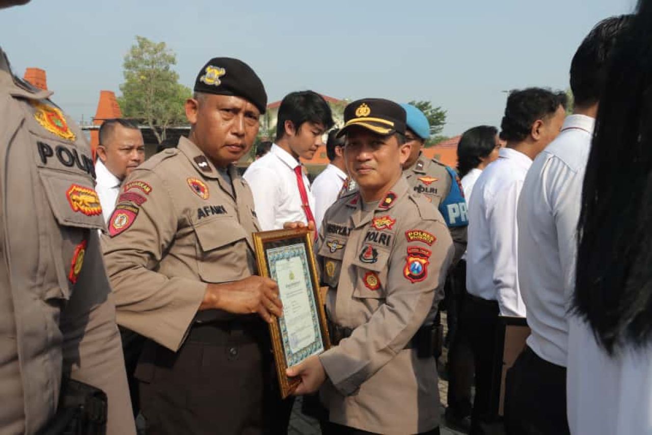 Wakapolres Mojokerto, Kompol Hery M. Tampake, memberikan penghargaan kepada anggota satuan K-9 yang berhasil ungkap kasus mutilasi pacet (foto : clara_beritaformat.com)