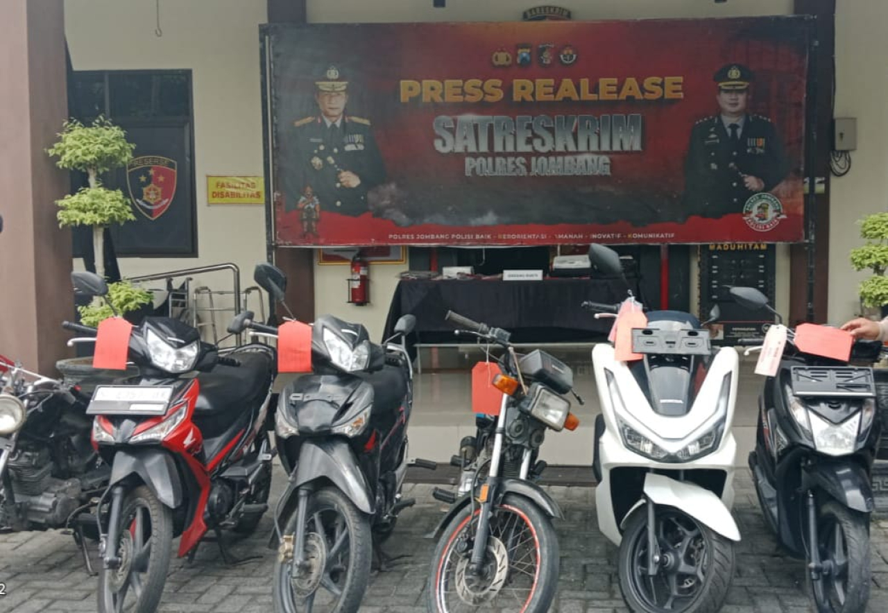 Barang bukti kejahatan curnamor yang berhasil di amankan petugas dari tangan ke tujuh pelaku (foto : sulistyowati_beritaformat.com)