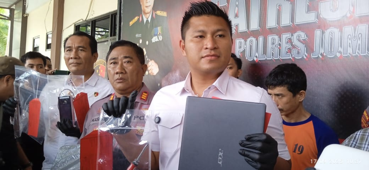Kasatreskrim Polres Jombang, AKP Margono Suhendra, saat menunjukkan hasil pencurian laptop oleh pelaku (foto : sulistyowati_beritaformat.com)