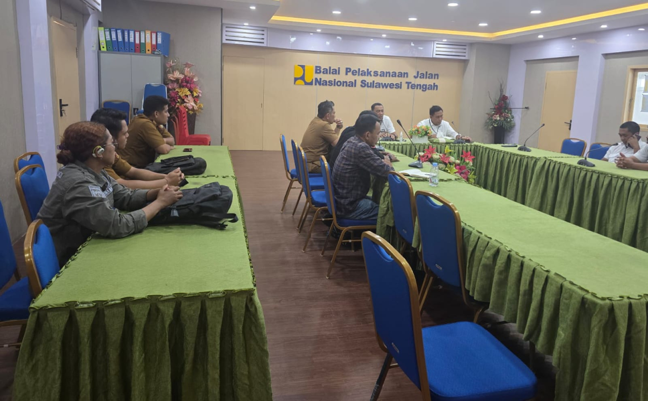 Rapat di kantor BPJN Sulteng untuk memantapkan progres pembangunan ruas jalan di sejumlah wilayah di Simoro–Kulawi, Simpang Kulawi–Gimpu (jalan provinsi), serta Sintuwu–Karunia dan Bora–Pandere (jalan kabupaten).