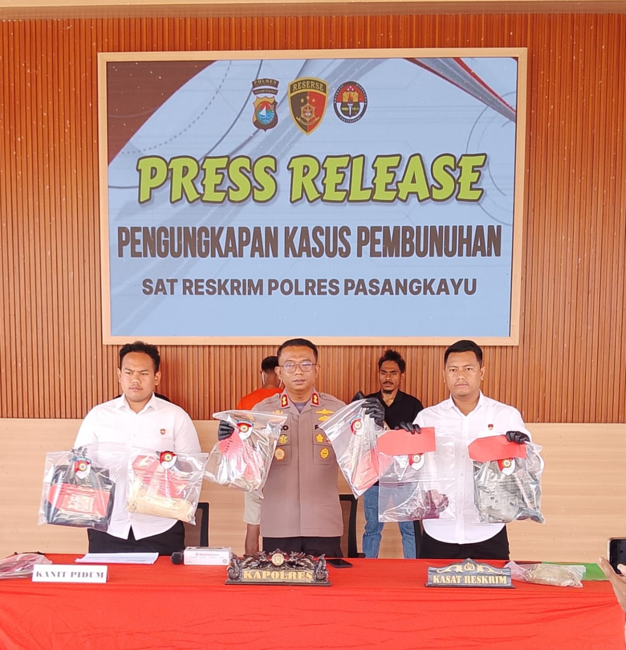Polisi ungkap motiv dan beberkan sejumlah barang bukti hasil kejahatan yang diamankan dari lokasi dan tangan pelaku (foto : anjas_beritaformat.com)
