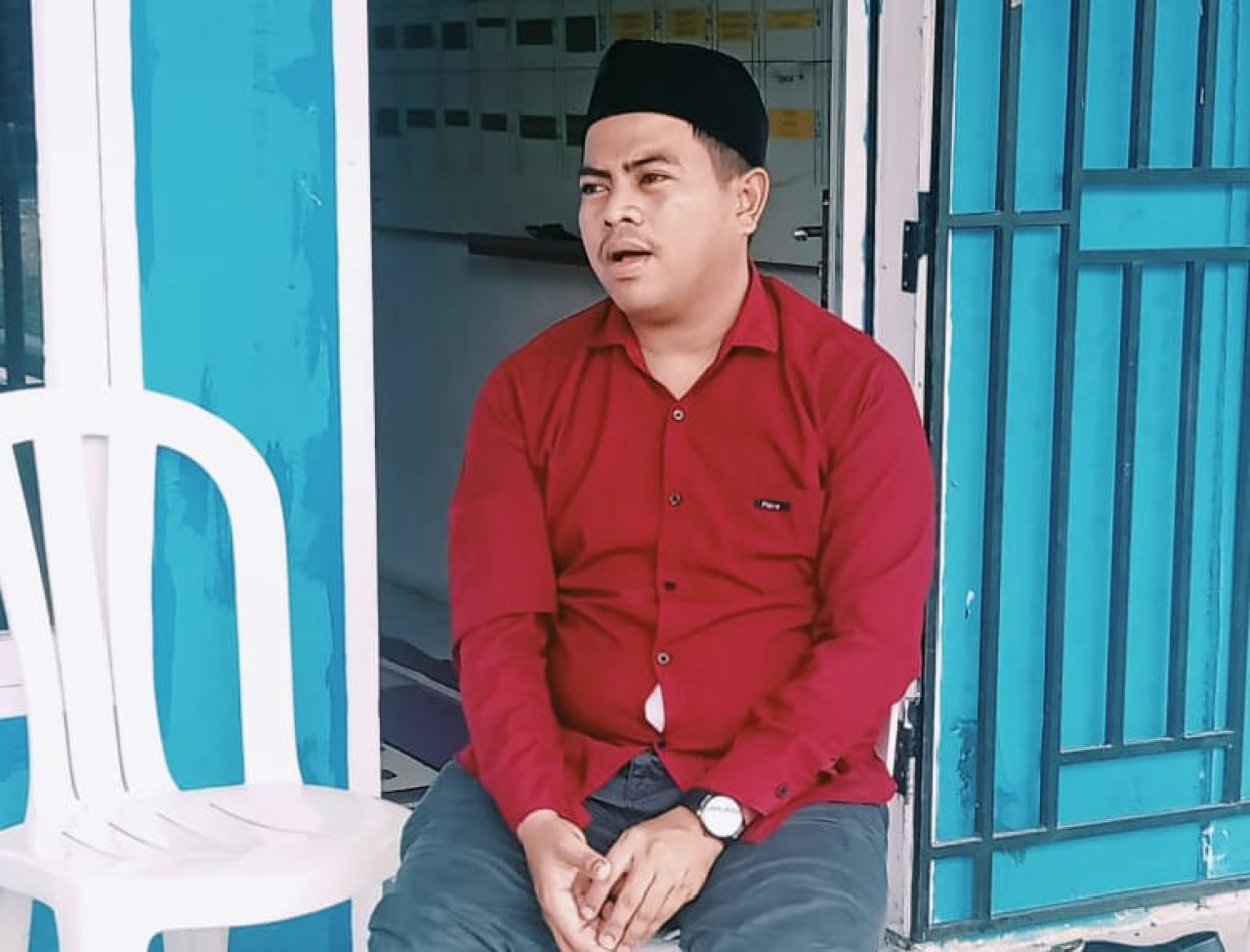 Manajer PNM Cabang Banawa Pasangkayu, Gufran, saat ditemui awak media di tempat kerjanya (foto : anjas/asri_beritaformat.com)