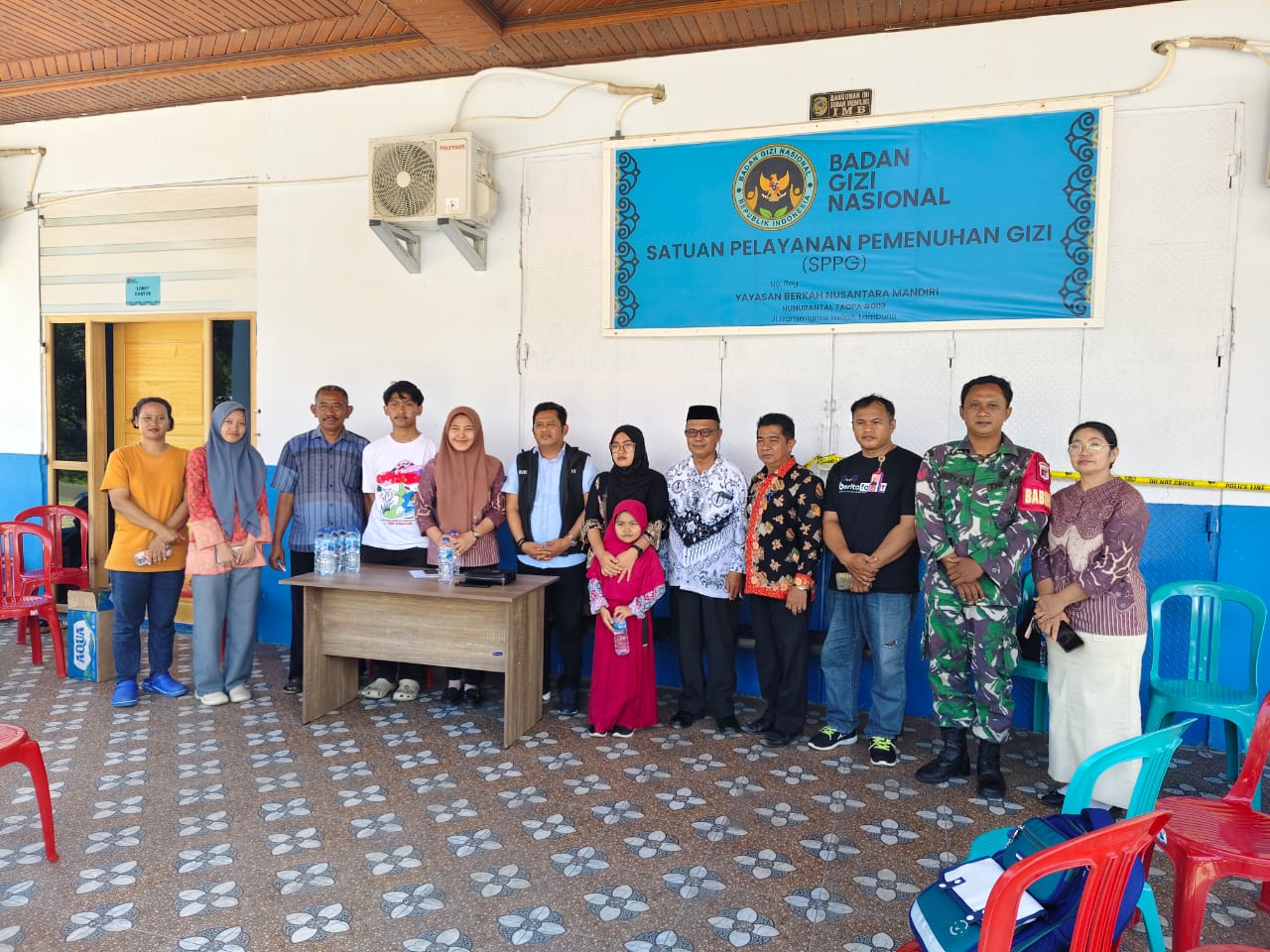 Awak media beritaformat bersama babhinkamtibmas dan pengurus SPPG Yayasan Berkah Nusantara Mandiri (foto : asri_beritaformat.com)