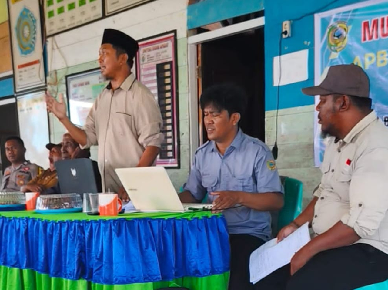 Pemerintah Desa Sama Bahari menggelar Musyawarah Desa (Musdes) untuk menetapkan APBDes Perubahan Tahun 2025 (foto : asri_beritaformat.com)