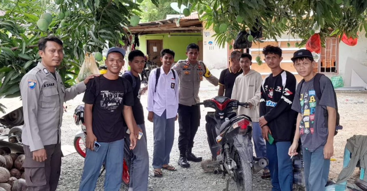 Anggota Polsubsektor Tinombo Selatan saat memberikan imbauan kepada sejumlah pemuda agar tidak melakukan tindakan yang mengakibatkan sangsi hukum (foto : asri_beritaformat.com)