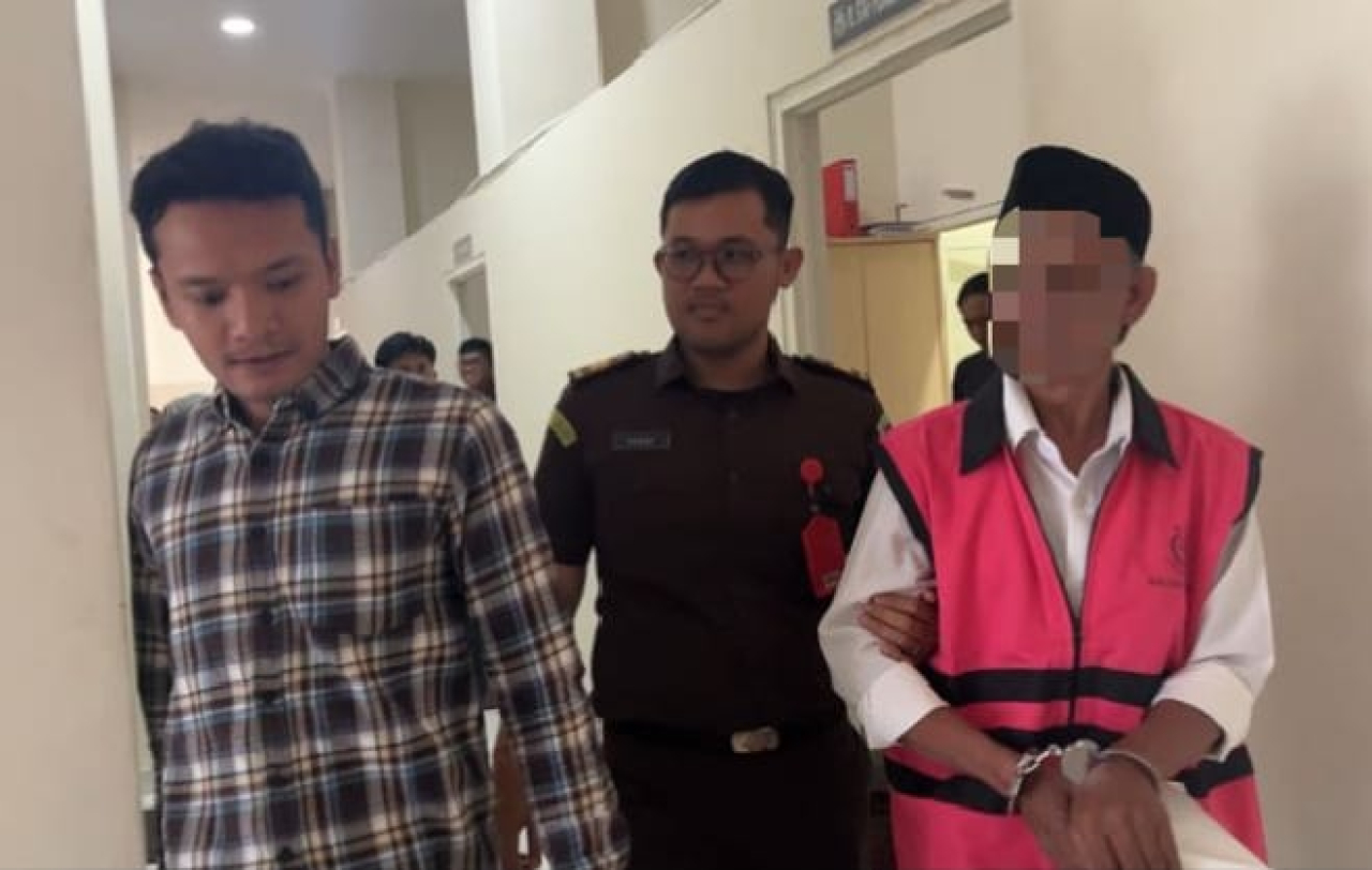 AS digelandang petugas kembali ke mobil tahanan (foto : agus/asri_beritaformat.com)