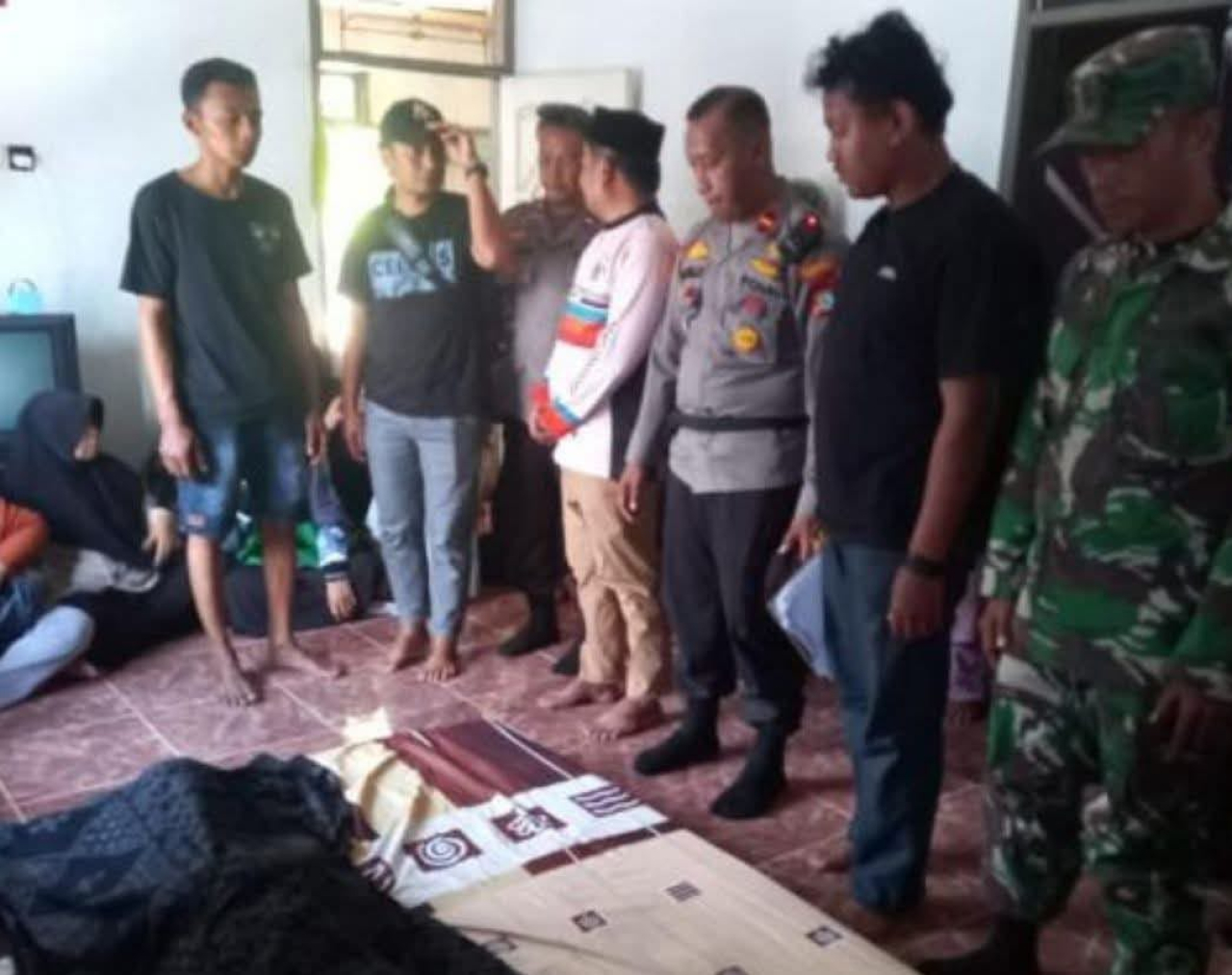 Warga dan kepolisian membawa jenazah Suryadi petani yang tewas ditemukan menggantung di kebun (foto : anjasman_beritaformat.com)