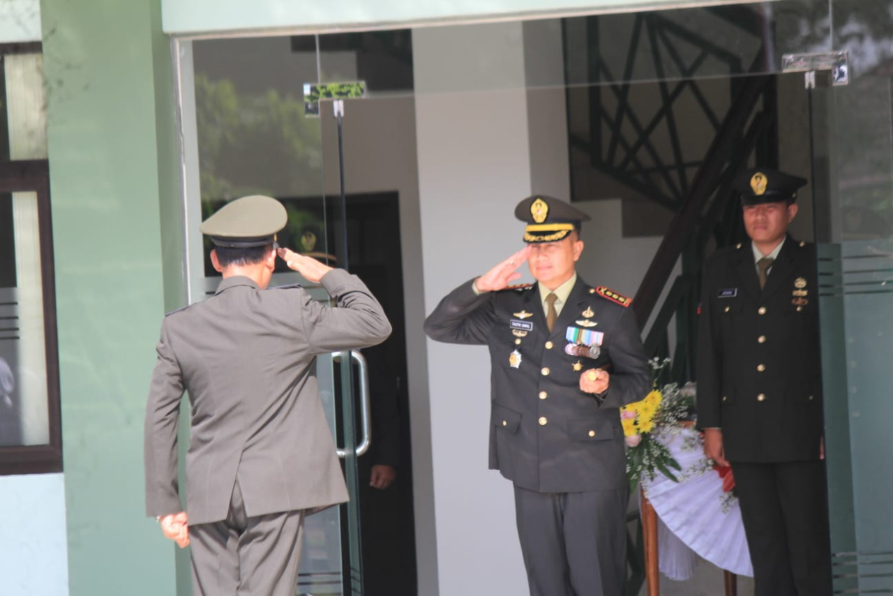 Danbrigif 16/WY Kolonel Inf Taufik Ismail, S.Sos., M.I.Pol. selaku Inspektur Upacara pada puncak peringatan HUT TNI ke 80 di lapangan Makodim 0809/Kediri (foto : hartono_beritaformat.com)