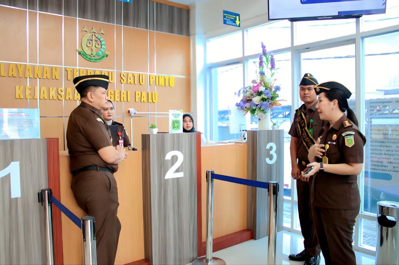 Sesjamwas Dr. Imam Wijaya, S.H., M.H. saat meninjau pelayanan di kantor Kejaksaan Tinggi Palu (foto : asri_beritaformat.com)
