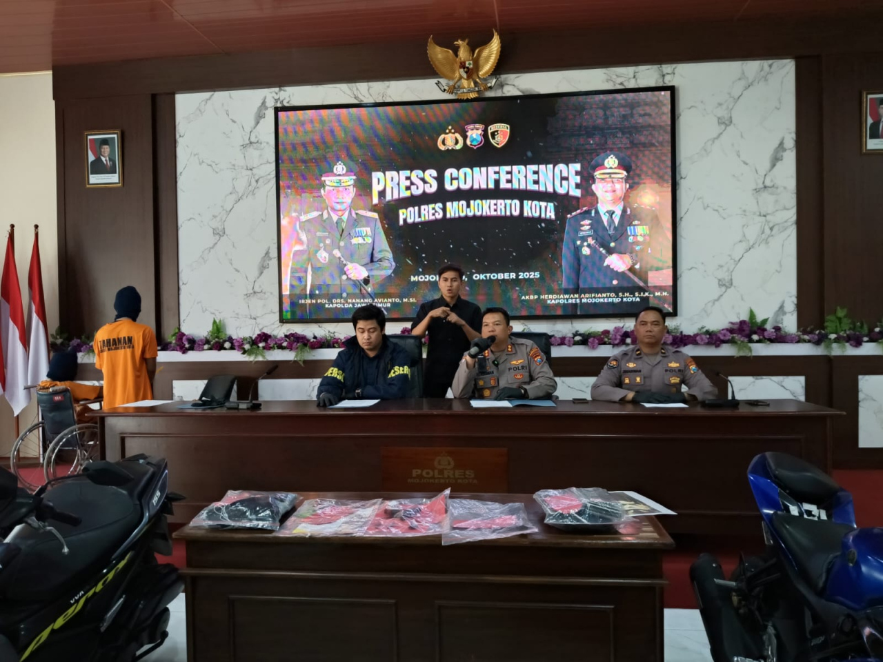 Kapolresta Mojokerto, AKBP Herdiawan Arifianto saat merilis kasus curamor di wilayah hukum Polresta Mojokerto (foto ; clara_beritaformat.com)