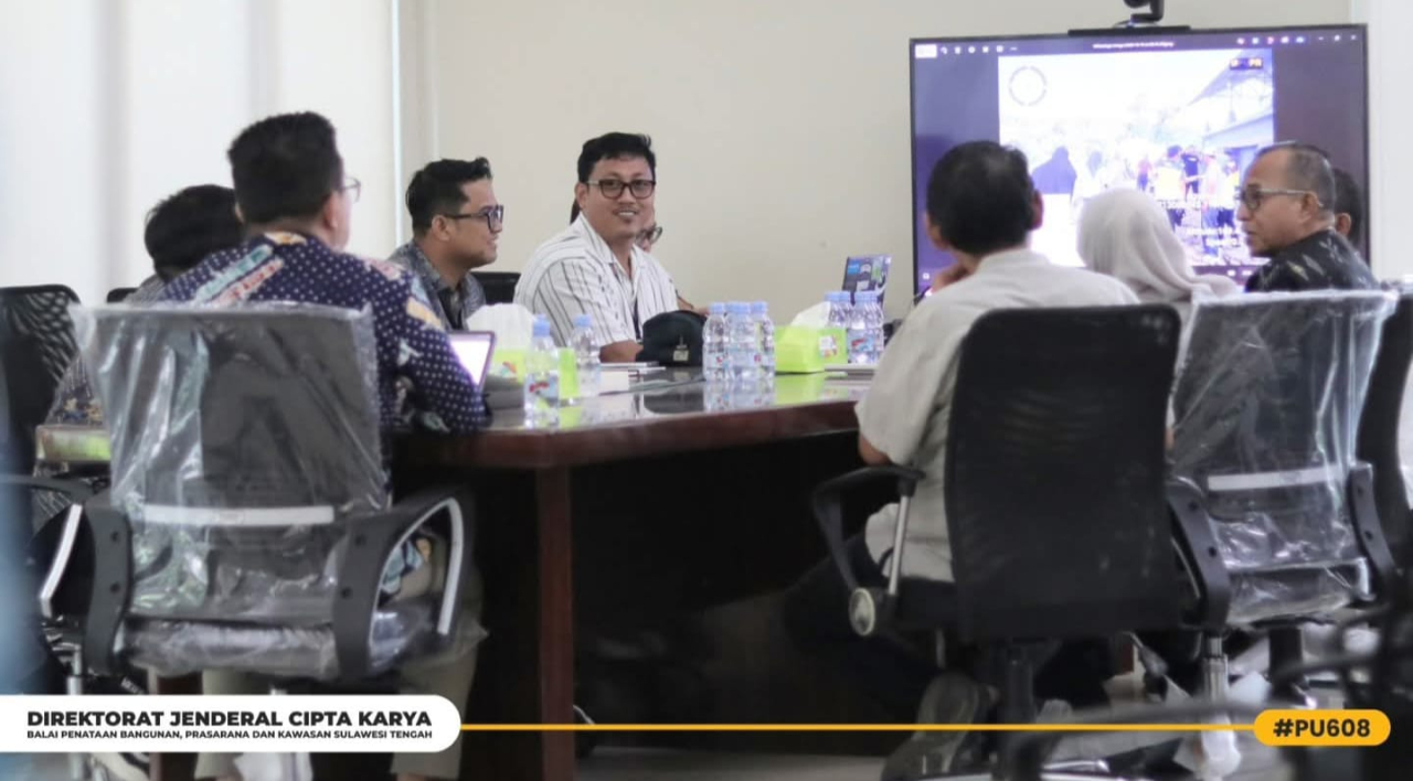 Suasana rapat penyusunan roadmap dan persiapan penyerahan aset Perumdam Uwe Lino Kabupaten Donggala di Kantor BOBOK Palu (foto : agus_beritaformat.com)