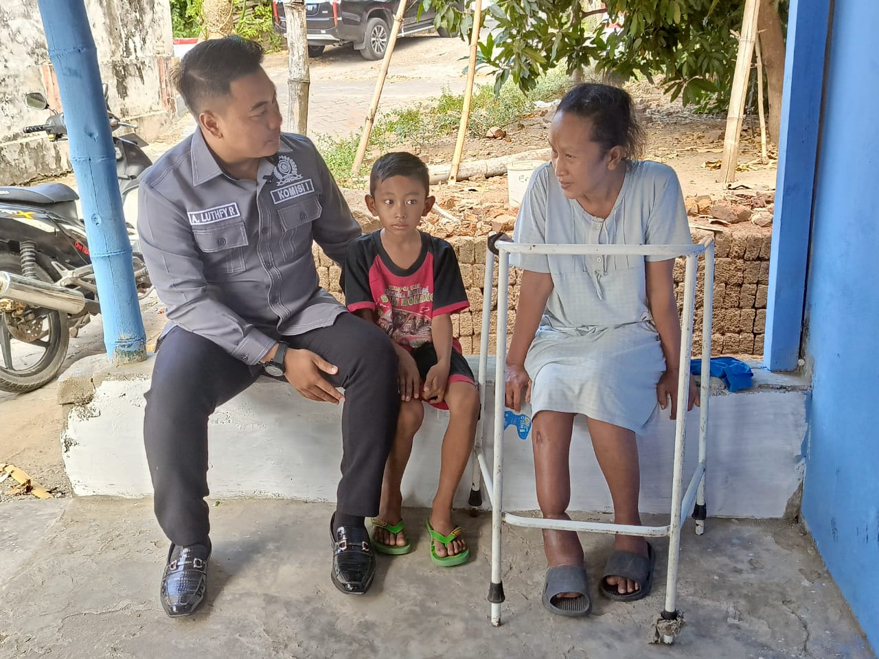Ahmad Luthfy Ramadhani saat mengunjungi dan melihat langsung kondisi kesehatan dan rumah warga Dusun Pendow, Bangsal (foto : hartono_beritaformat)