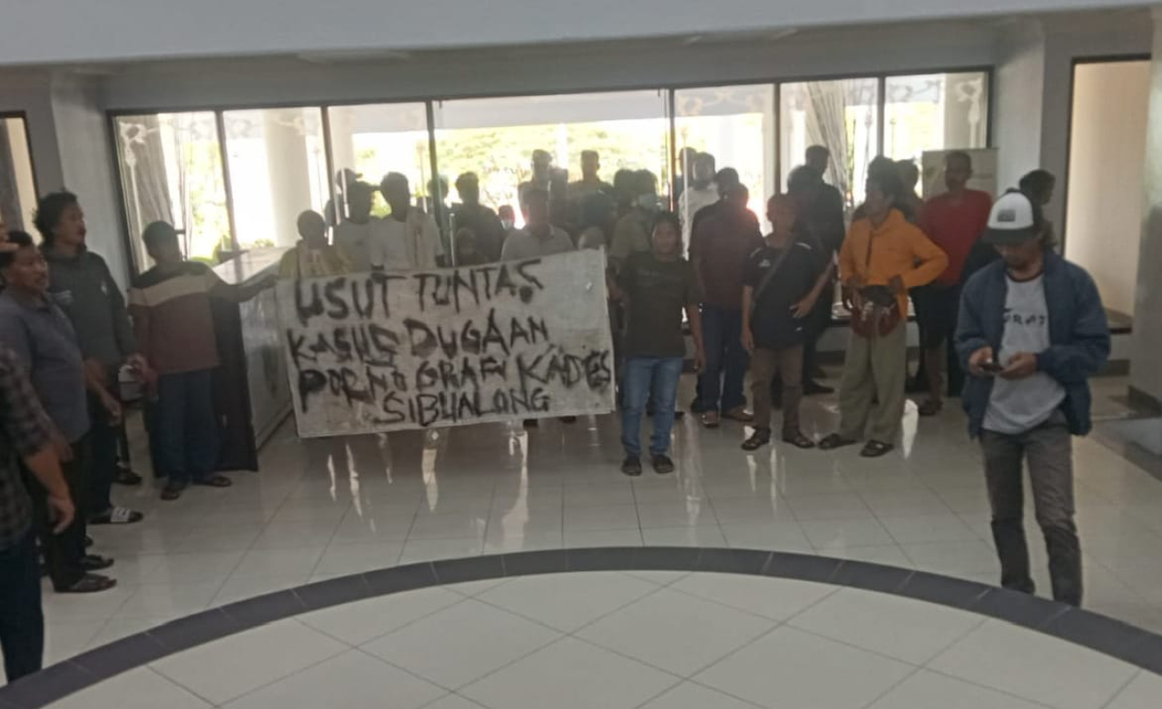 Puluhan warga datangi kantor Bupati Donggala tuntut pemberhentian Kades Sibualong pasca dugaan kasus asusila dengan biduan mencuat ke publik (foto : asri_beritaformat)