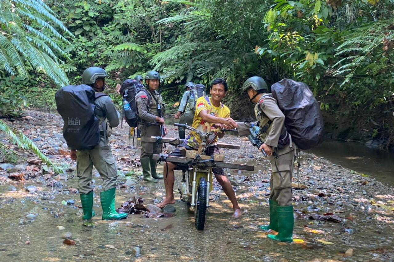 Satgas III Preventif Operasi Madago Raya. Tim Alfa 1 di bawah komando Kasatgas III Preventif Kombes Pol Kurniawan Tandi Rongre, S.I.K., M.Si., melaksanakan patroli jalur klasik yang menghubungkan Tambarana, Kecamatan Poso Pesisir Utara, Kabupaten Poso, hi