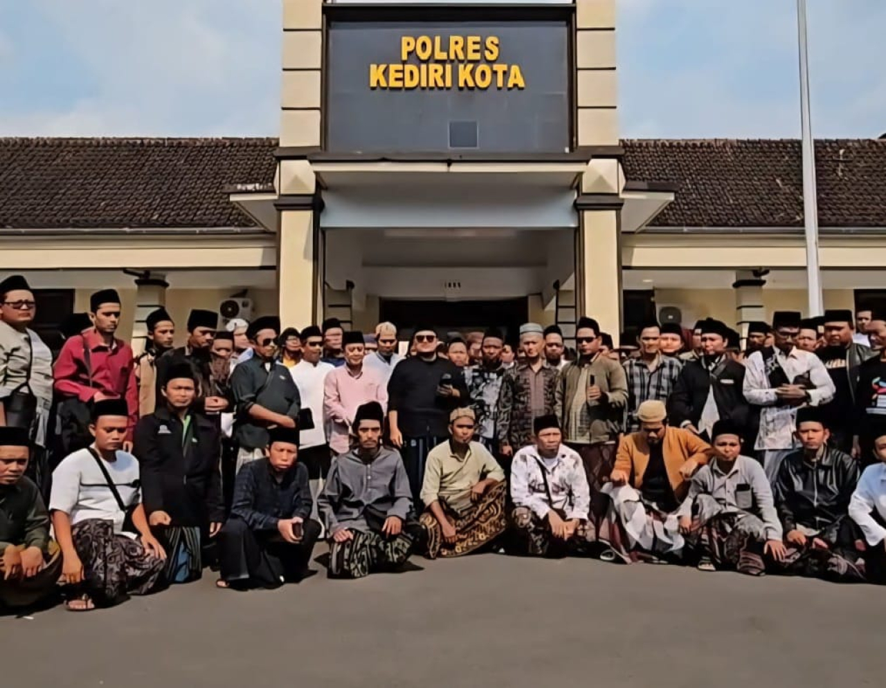 Puluhan santri alumni lirboyo yang tergabung dalam HIMASAL Kediri Raya saat melakukan aksi damai dan doa bersama didepan Polres Kediri Kota (foto : Q_risna/beritaformat.com)
