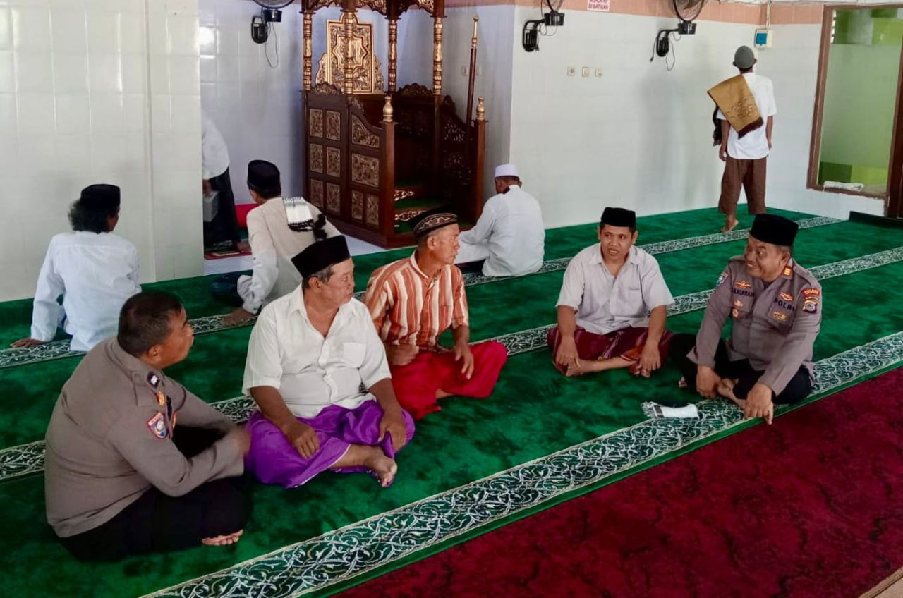 Kasat Binmas Polres Parigi Moutong AKP Zulkufran saat melakukan giat sosialisasi anti radikalisme di Masjid At-Tijaaarah (foto : asri_beritaformat)