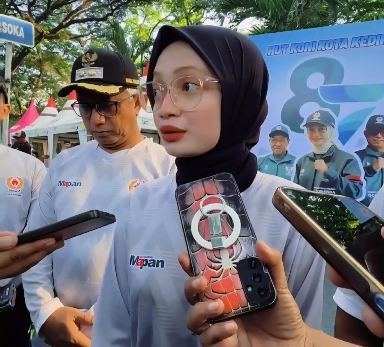 Kota Kediri, Vinanda Prameswati memberikan keterangan kepada awak media usai membuka jalan sehat dalam rangka semarak HUT KONI Kota Kediri ke 87 tahun (foto ; qrisna_beritaformat)
