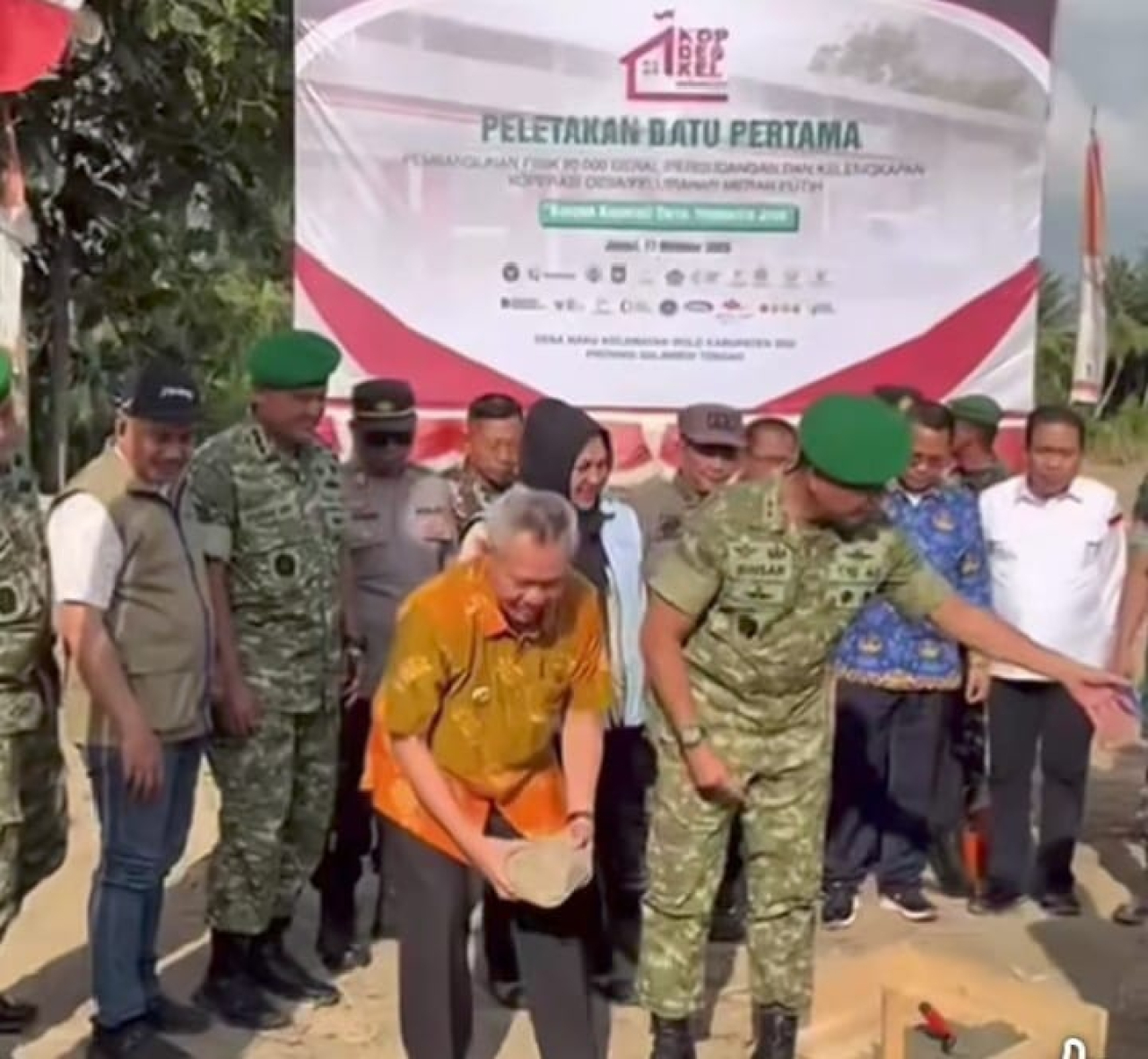 Bupati Sigi Mohamad Rizal Intjenae bersama Pangdam XXIII/Palakka Mayjen TNI Jonathan Binsar Parluhutan Sianipar secara resmi melakukan peletakan batu pertama pembangunan Gedung Koperasi Merah Putih di Desa Maku, Kecamatan Dolo (foto ; anjasman_beritaforma