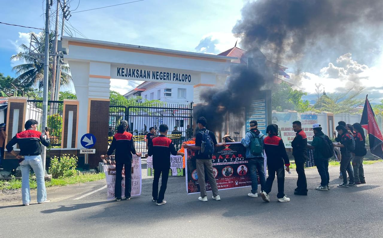 Aksi sempat memanas dan masa pendemo membakar ban bekas di depan kantor Kejari Palopo (foto : boed_beritaformat)