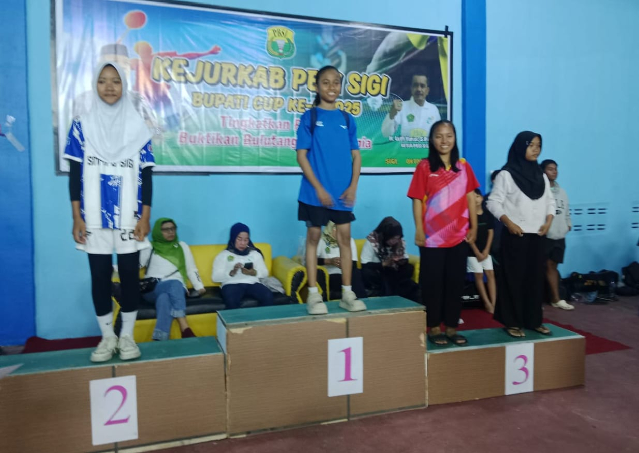 Aulia Ramadhani Siswi Kelas Kelas 8B SMPN 4 Sigi saat menerima tropi juara 1 putri dalam kejuaraan bulu tangkis Bupati Cup II (foto : agus_beritaformat.com)