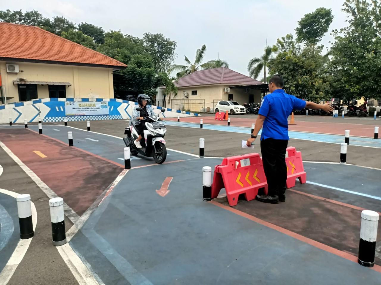 Petugas Satpas Polres Mojokerto dampingi warga untuk mencoba jalur uji praktek SIM melalui program SAMARA (foto : bagus_beritaformat)