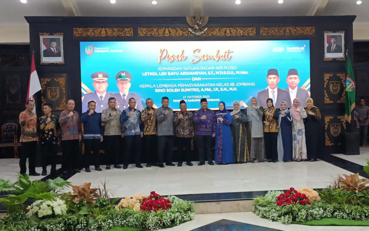 Bupati Jombang, H.Warsubi bersama Komandan Satuan Radar Kabuh, Kalapas Jombang dan pejabat Polres dan Kodim Jombang usai acara pisah sambut ( foto: sulistyowati_beritaformat)