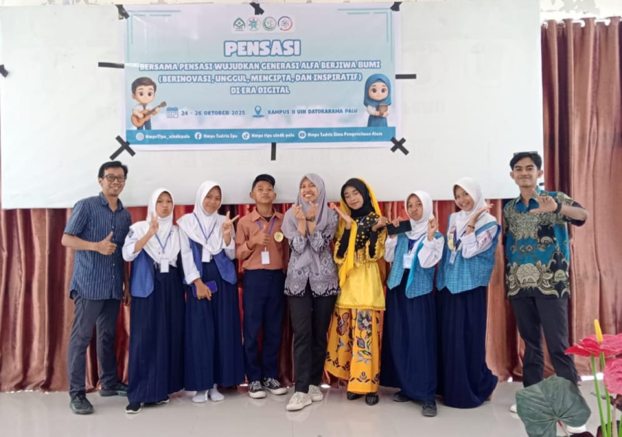 Kepala SMPN 4 Sigi, Dra. Fahria, M.M. (tengah) bersama kelima siswa siswinya yang berprestasi dalam ajang PENCARIAN (foto : agus_beritaformat)
