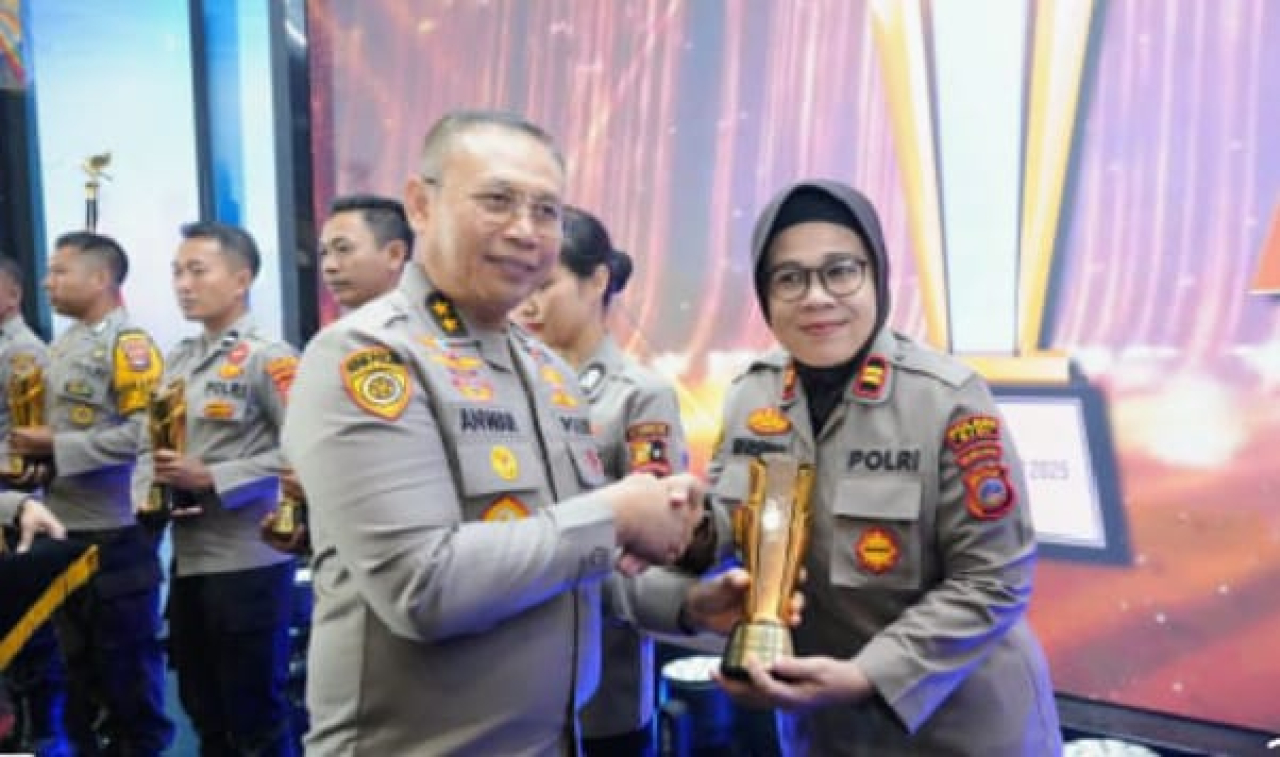 Kasat Reskrim Polres Sigi, IPTU Siti Elminawati, S.H., M.H., saat menerima penghargaan Hoegeng Corner di Hotel Mercure Ancol oleh SDM Polri (foto : Anjasman_beritaformat)