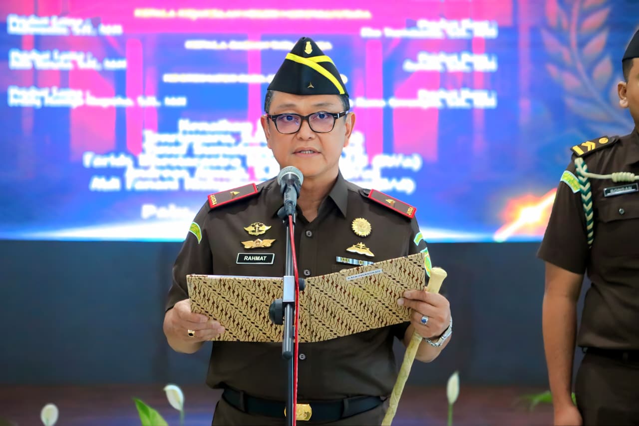 Kepala Kejaksaan Tinggi Sulawesi Tengah, Nuzul Rahmat R, S.H., M.H, melantik dan mengambil sumpah enam pejabat eselon III di lingkungan Kejati Sulteng (foto : Asri_beritaformat)