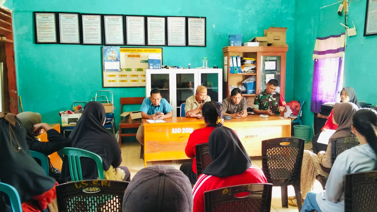 Kepala Desa Sritabaang, Misman, saat memberikan arahan pada Musdessus pembentukan koperasi Merah Putih (foto : asri_beritaformat)