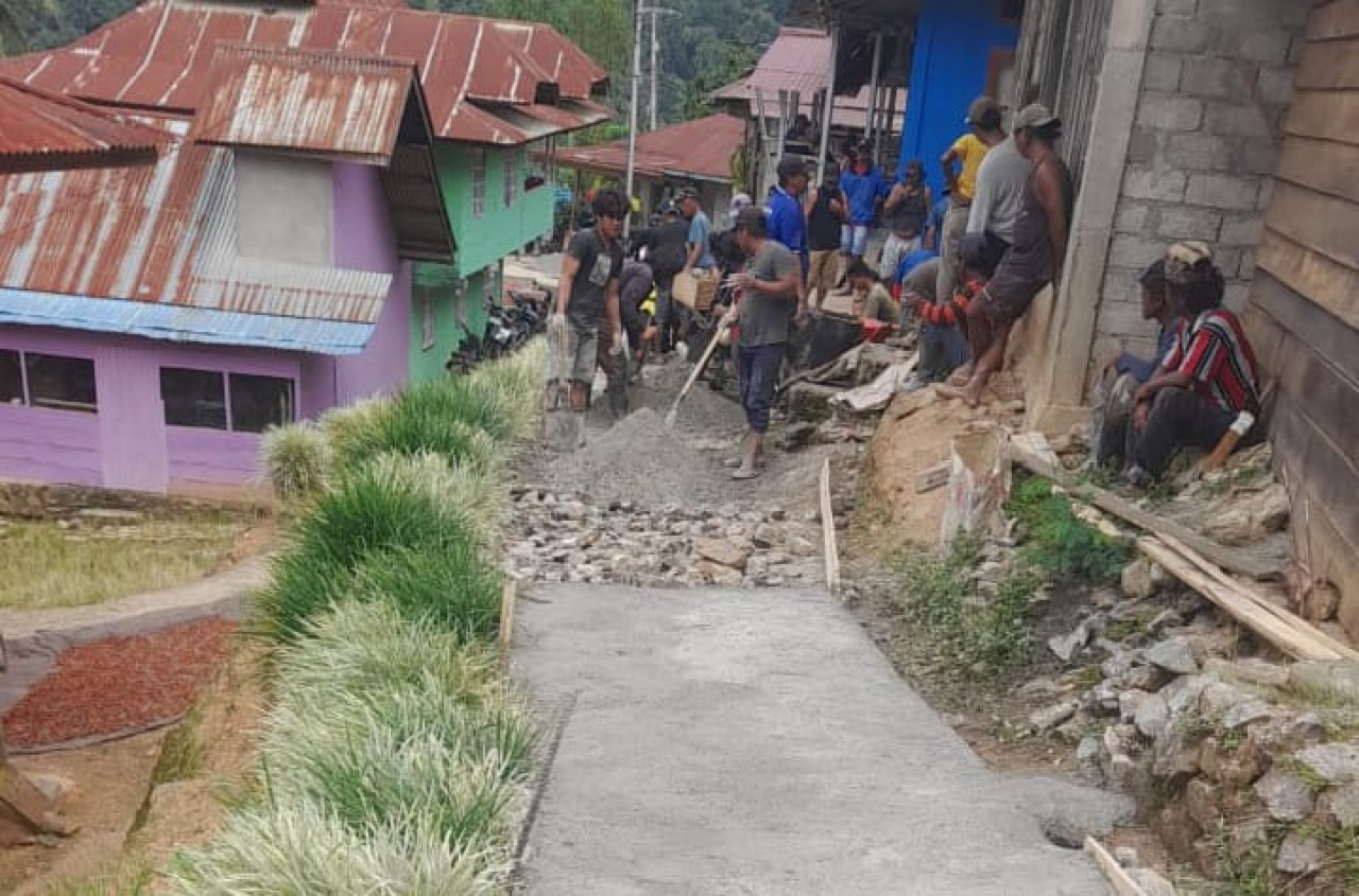 Warga Desa Morui Satu bergotong royong mbangun fasilitas publik untuk memperlancar mobilitas warga (foto : anjasman_beritaformat)
