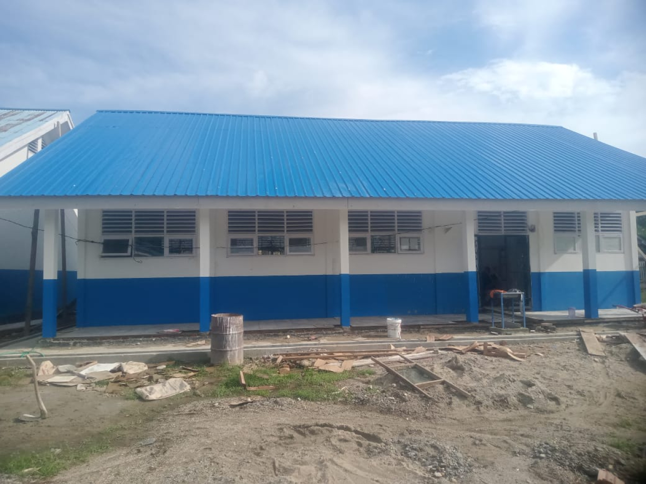 Progres pembangunan ruang kelas dan laboratorium SMPN 2 Dampelas (foto : agus_beritaformat)