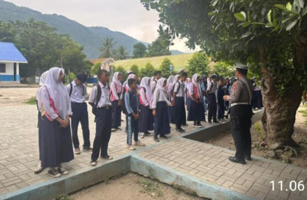 Anggota Sat Lantas Polres Sigi saat memberikan edukasi kepada siswa siswi SMPN 2 Sigi tentang tertib berkendara di jalan raya (foto : anjasman_beritaformat)