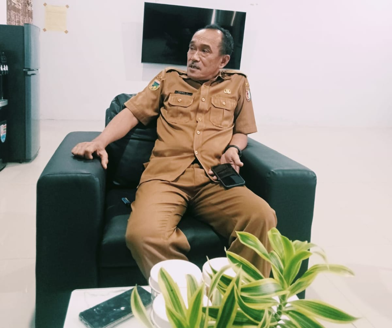 Kepala DLH Sigi, Heru M., ditemui awak media di kantornya (foto ; anjasman_beritaformat)
