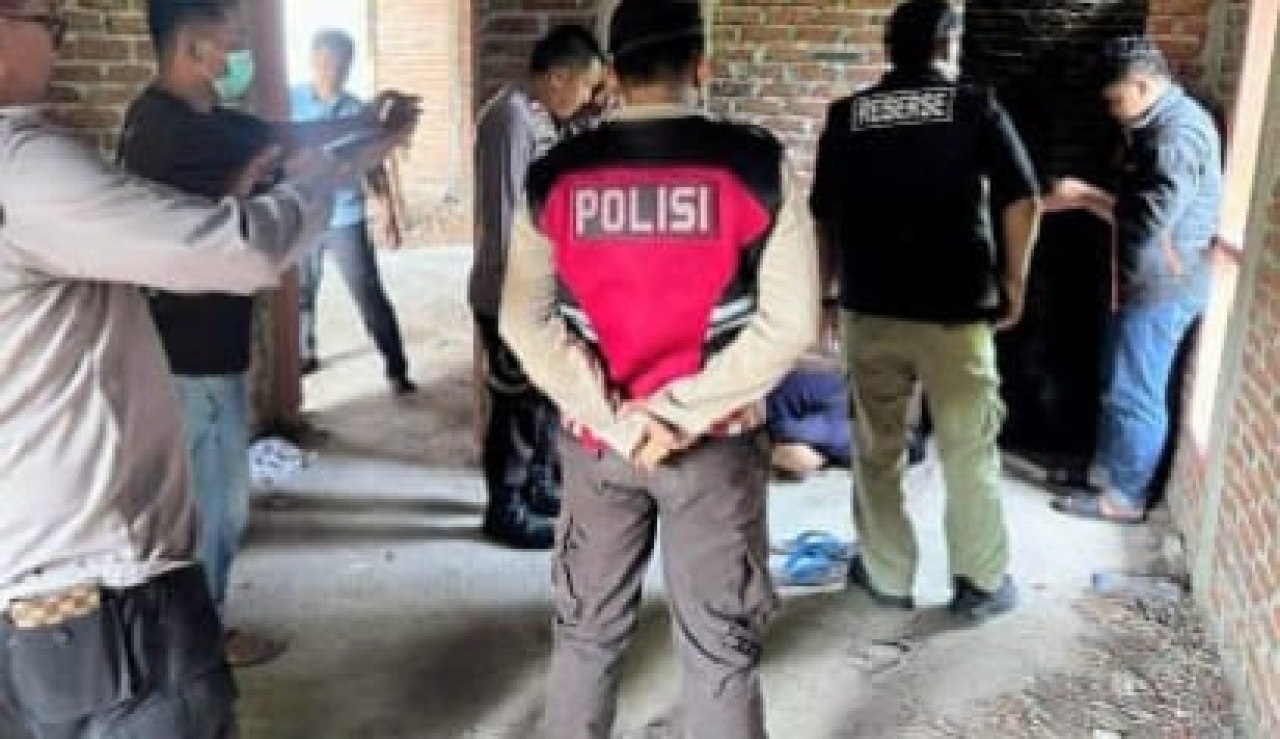 Tim inafis Polresta Palu lakukan evakuasi mayat laki-laki tanpa identitas di rumah kosong (foto : anjasman_beritaformat)