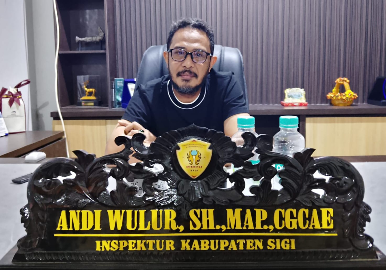 Kepala Inspektorat Kabupaten Sigi, Andi Wulur, S.H., M.A.P., CGCAE, saat menyampaikan klarifikasi di ruangan kerjanya (foto: anjasman_beritaformat)
