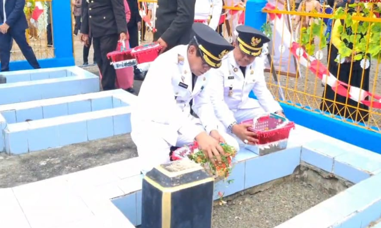 Usai pimpin upacara hari pahlawan, Bupati dan Wakil Bupati Parigimoutong laksanakan tabur bunga di pusara pahlawan di Taman Makam Lahlawan Tombolotutu (foto : asri_beritaformat)