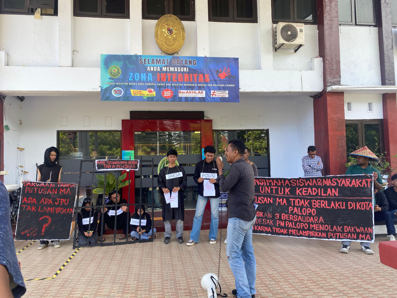 Masa aksi yang mengatasnamakan Aliansi Mahasiswa dan Masyarakat untuk Keadilan menggelar aksi teatrikal didepa kantor Kejaksaan Negri Palopo (foto : aswin/boed_beritaformat)