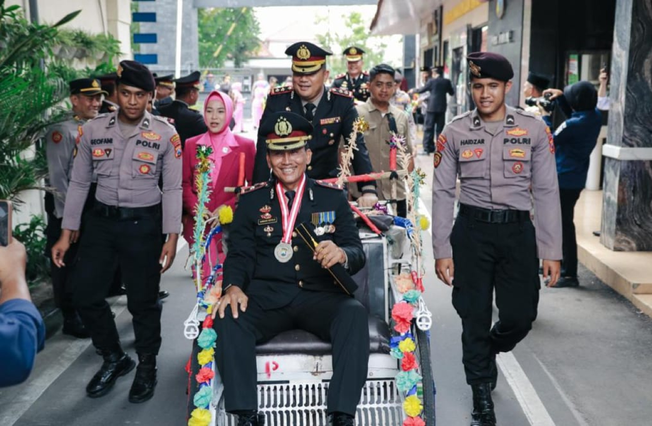 Anggota Polres Jombang purna tugas di naikkan becak sebagai simbol kesederhanaan (foto : sulistyowati_beritaformat)