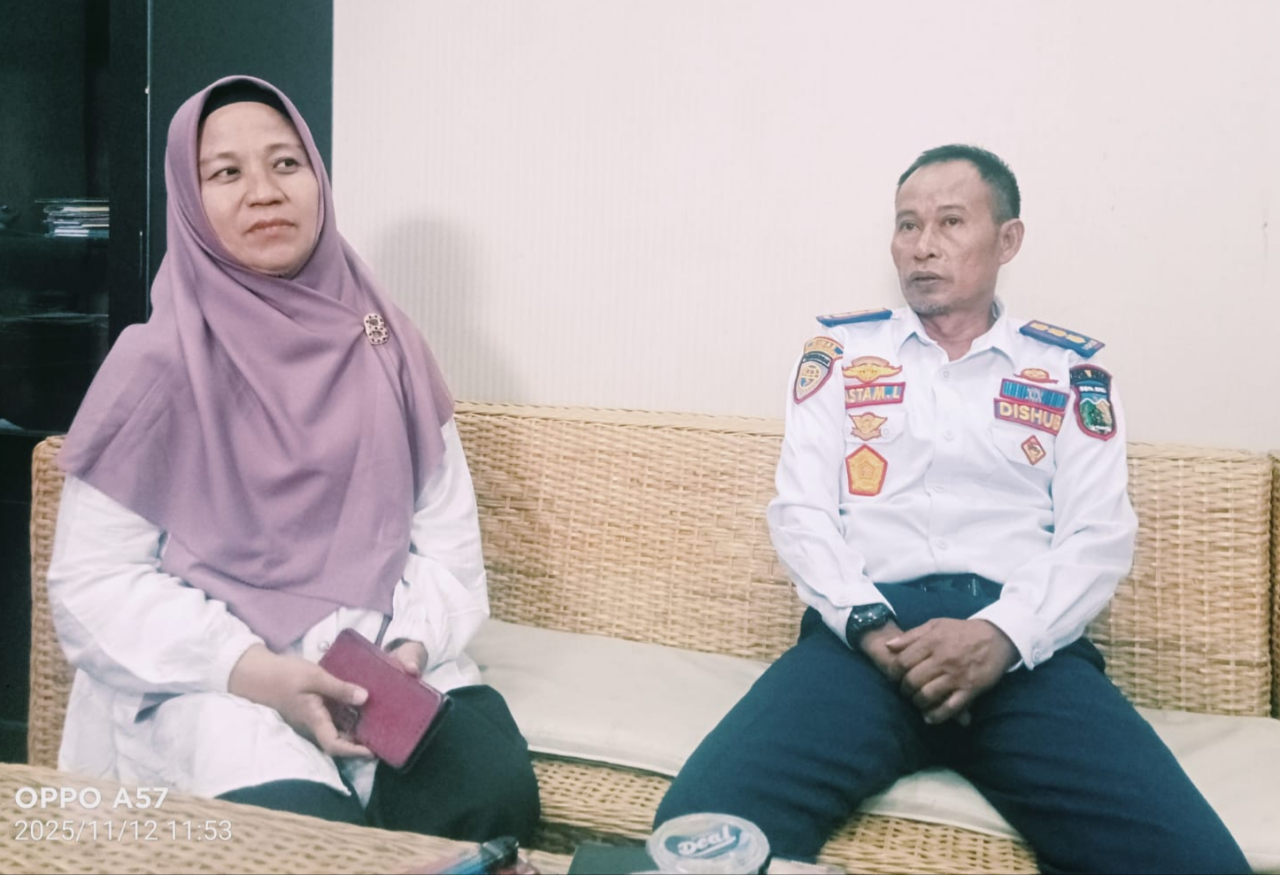 Kepala UPTD Uji KIR Kota Palu, Dei, dan Sekretaris Dinas Perhubungan Kota Palu, Astam, saat menjelaskan kebutuhan gedung pelayanan uji KIR yang masih kurang (foto ; anjasman_beritaformat)