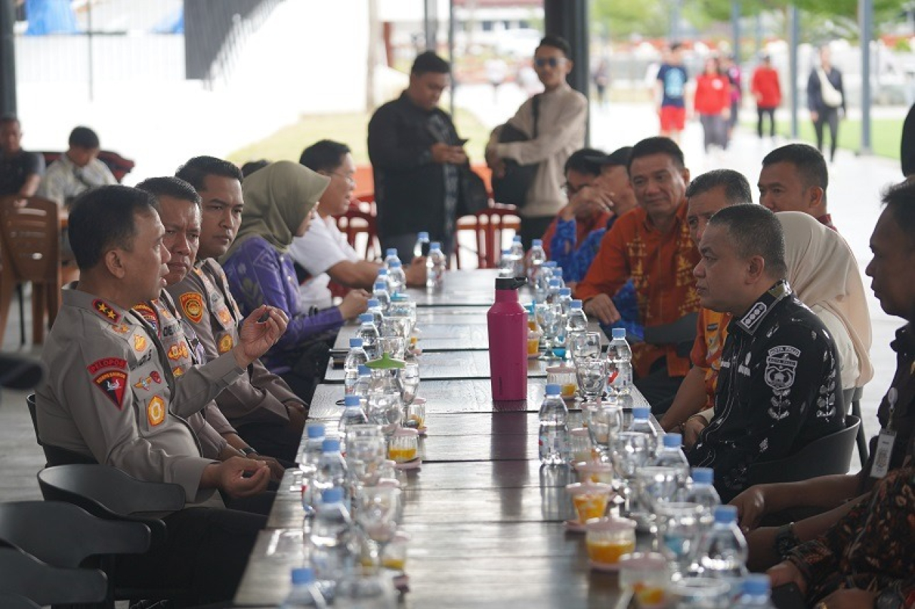 Kapolda Sulawesi Tengah Irjen Pol Dr. Endi Sutendi, S.I.K., S.H., M.H., menghadiri kegiatan coffee morning bersama Forum Komunikasi Pimpinan Daerah (Forkopimda) Kota Palu, (foto : asri_beritaformat)