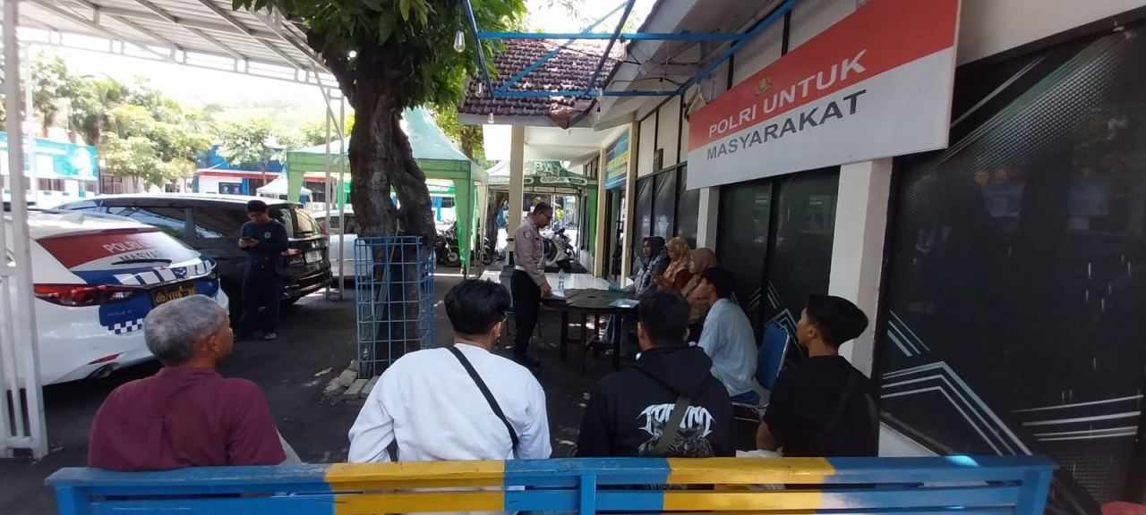 Suasana KB Samsat Gresik dipenuhi warga yang memperpanjang surat kendaraan bermotor (foto : mat thoyib_beritaformat.com)