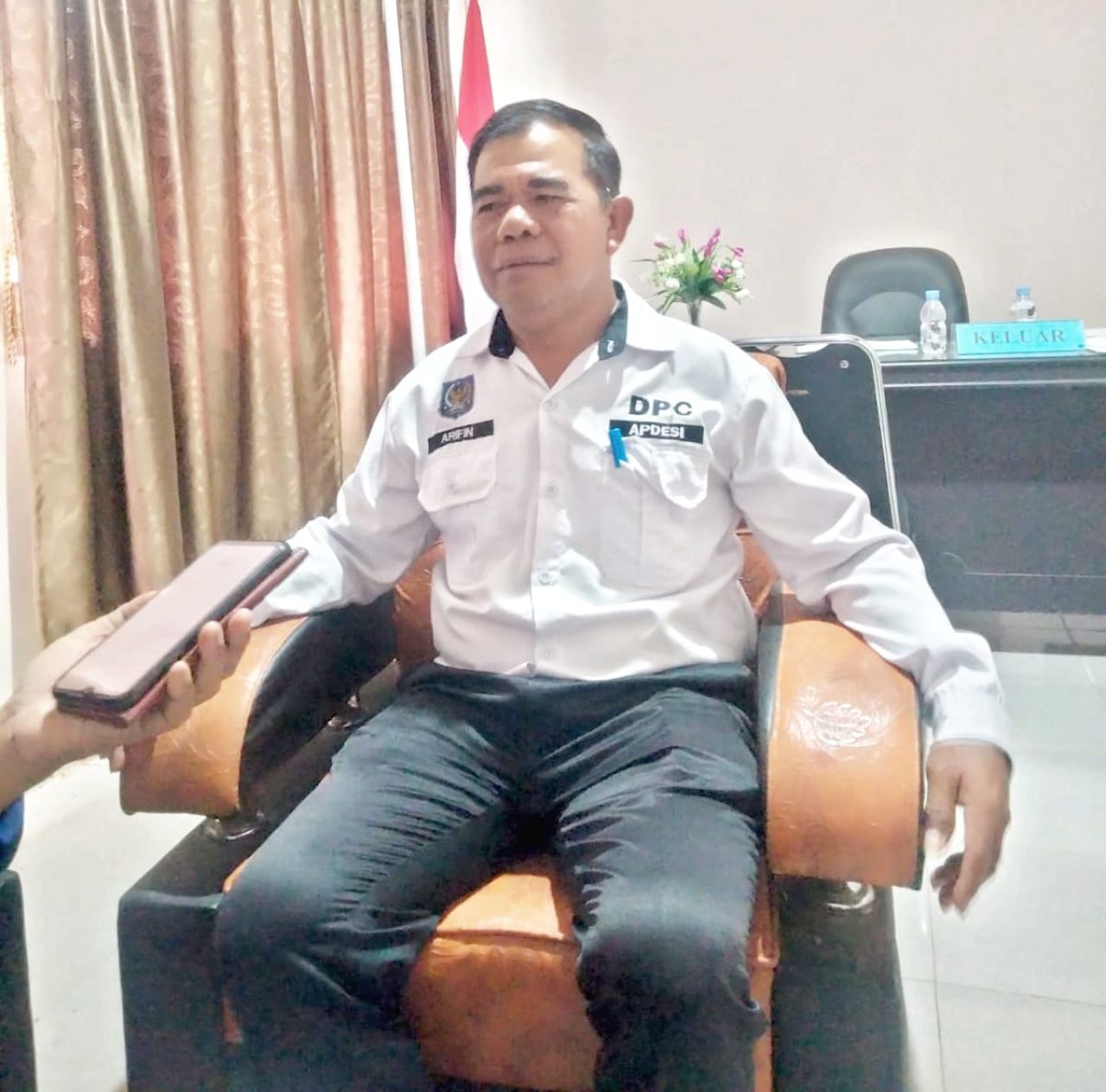 Kepala Desa Lafeu, Arifin Laembo, SE., saat ditemui awak media di ruang kerjanya (foto : anshari_berita format)