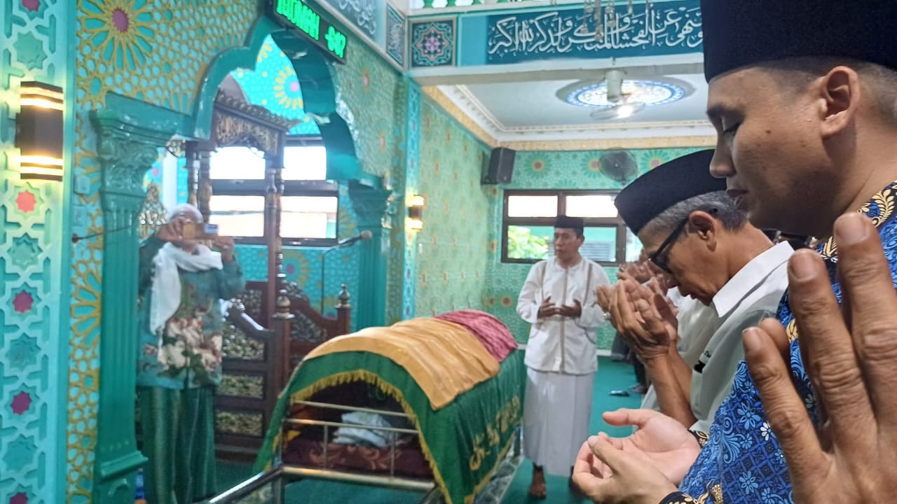 Kerabat, handai toulan, mantan murid, sahabat dan warga menyolatkan jenazahnya di masjid setempat (foto : anjasman_beritaformat)