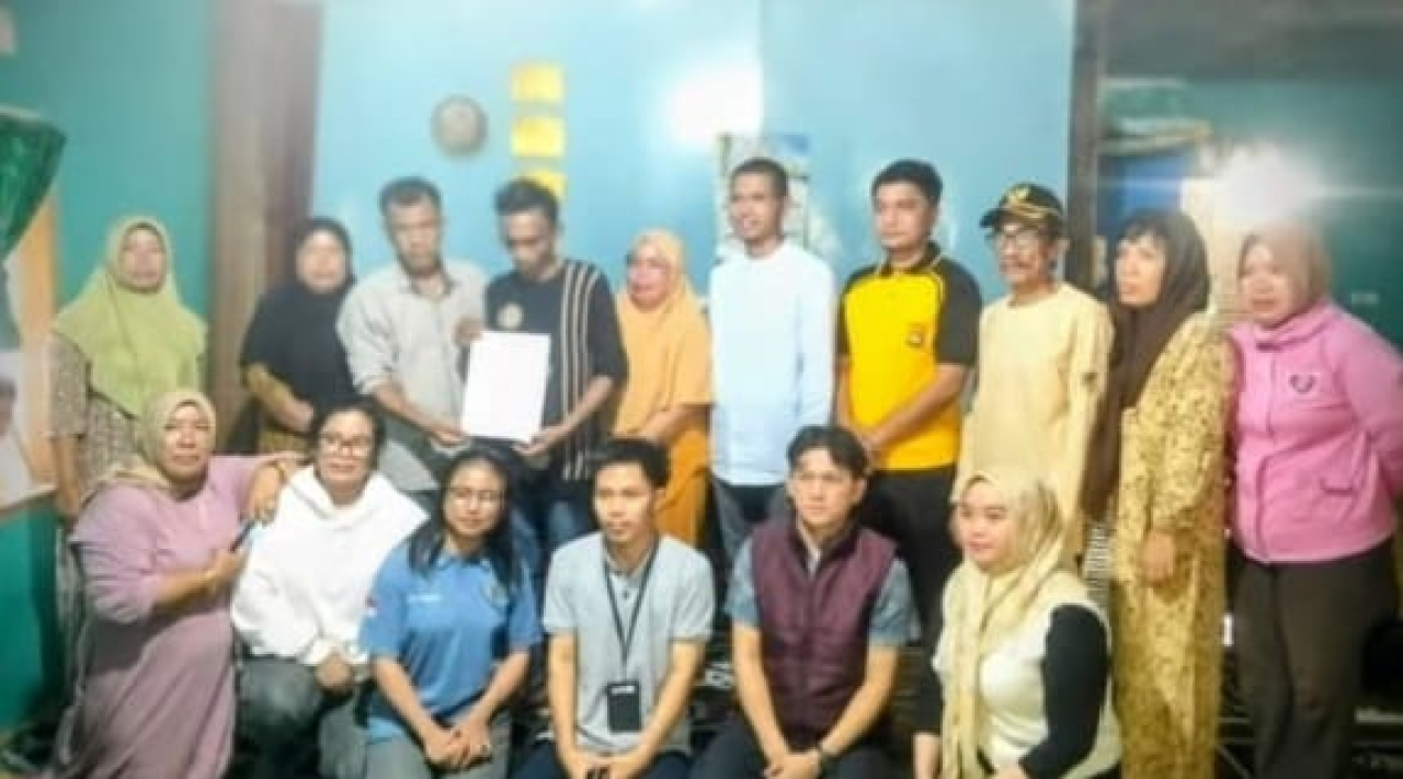Keluarga korban, perwakilan PNM, perwakilan BPJS Ketenagakerjaan dan pemerintah Desa Maponu saat usai menyerahkan hal korban kepada keluarga (foto : anjasman_beritaformat)