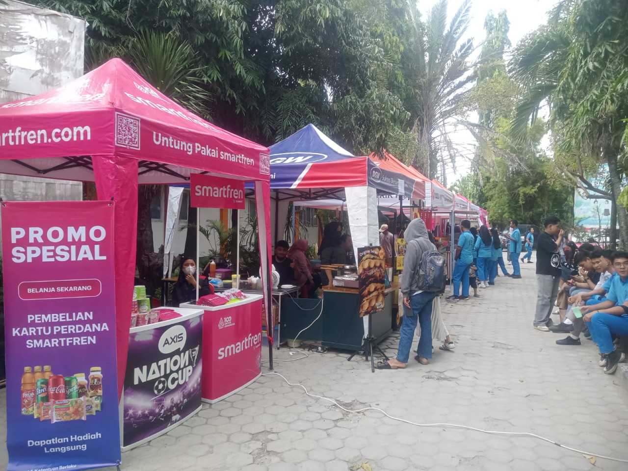 Stand UMKM juga mewarnai gelaran Fesu di halaman sekolah SMAN 3 Palu (foto: agus_beritaformat)