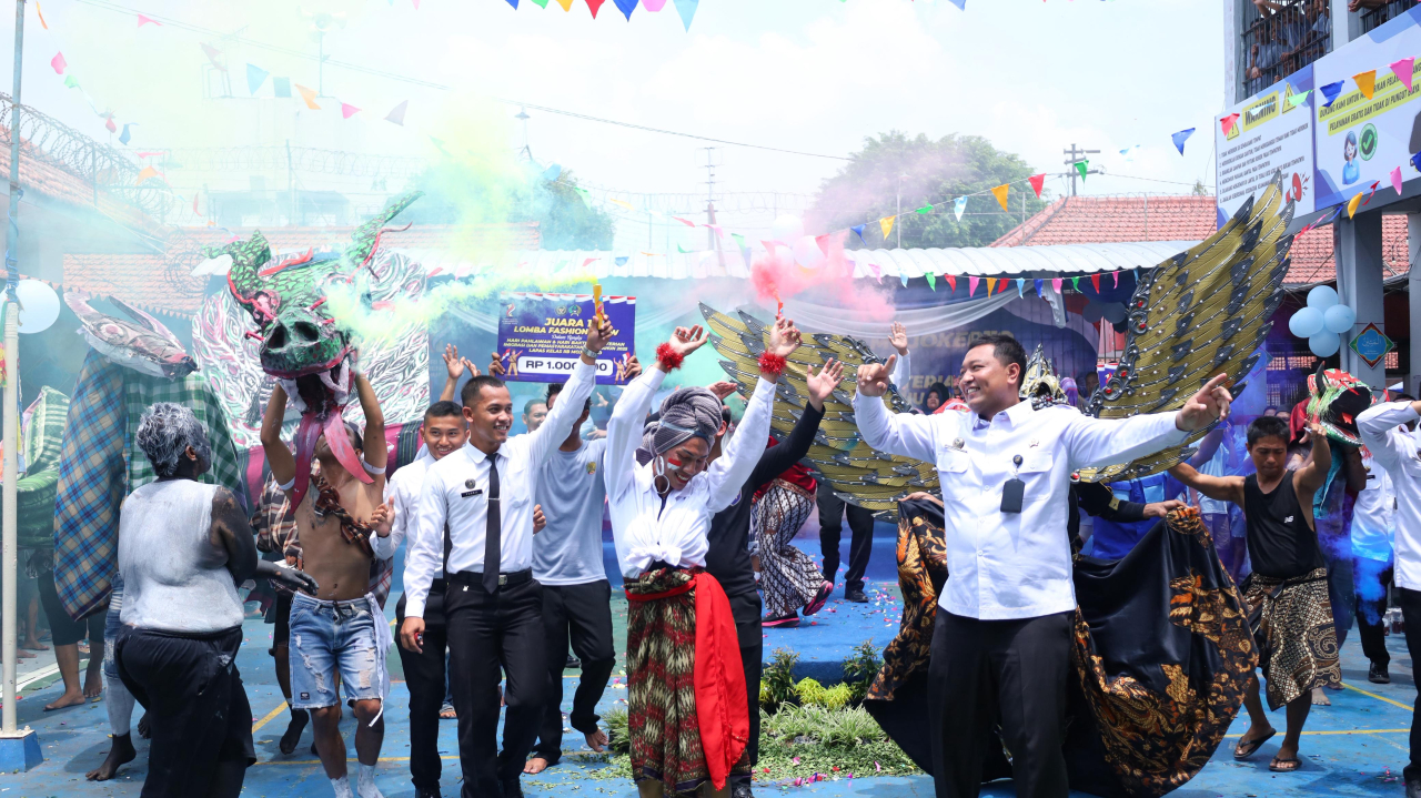 Juara 1 fashion show yang diselenggarakan bertepatan dengan peringatan hari pahlawan di lapas Mojokerto (foto : clara_beritaformat)